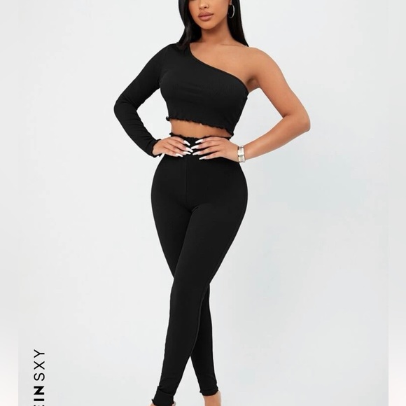 SHEIN
Outfits
SHEIN SXY One Shoulder Lettuce Trim Crop Top &
Leggings - Picture 2 of 3